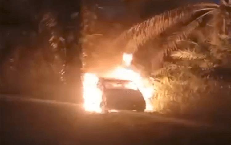 Mobil diduga milik pencuri sawit dibakar. (FOTO: IST)
