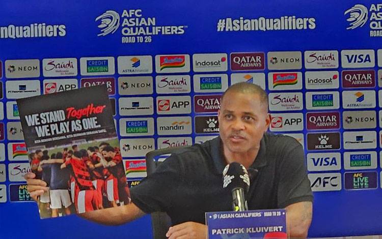 Pelatih timnas Indonesia Patrick Kluivert pada jumpa pers setelah pertandingan kualifikasi Piala Dunia 2026 zona Asia melawan China, di Stadion Utama Gelora Bung Karno, Jakarta, 5 Juni 2025. (ANTARA/RAUF ADIPATI)