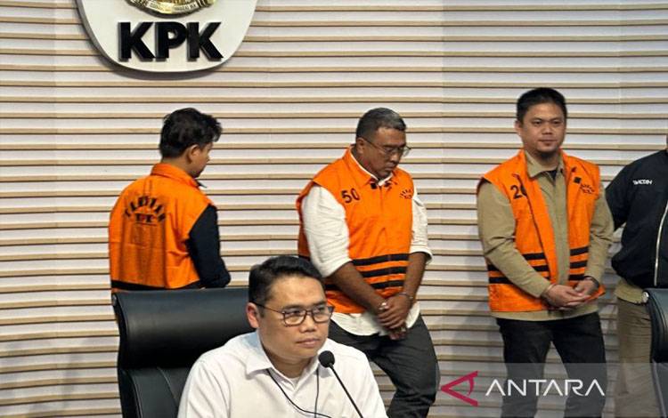 Pelaksana Tugas Deputi Penindakan dan Eksekusi Komisi Pemberantasan Korupsi Asep Guntur Rahayu (kiri) saat memperlihatkan tersangka kasus dugaan korupsi dalam pembangunan RSUD di Kolaka Timur, Sulawesi Tenggara, yakni pegawai PT Pilar Cerdas Putra Arif Rahman dan Deddy Karnady, serta Bupati Kolaka Timur Abdul Azis, di Gedung Merah Putih KPK, Jakarta, Sabtu (9/8/2025). (ANTARA/Rio Feisal)