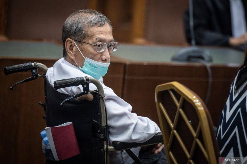 Terdakwa kasus dugaan korupsi kerja sama pemurnian dan lebur cap emas di Unit Bisnis Pemurnian dan Pengolahan Logam Mulia (UBPPLM) PT Antam pihak swasta James Tamponawas menjalani sidang pembacaan putusan di Pengadilan Tipikor, Jakarta, Rabu (28/5/2025). . ANTARA FOTO/Bayu Pratama S/YU