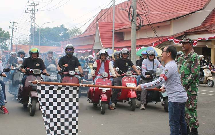 Pj Sekda Barito Timur, Misnohartaku, melepas Parade Scooter Borneo ke-20 di Halaman Kantor Bupati Barito Timur, Sabtu, 9 Agustus 2025. (FOTO: IST)