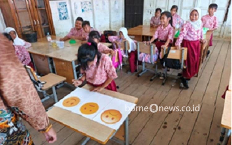 Siswa SDN 1 Tumbang Rungan Antusias Ikuti Percobaan Sains, Mayoritas Pilih Emoji Senyum