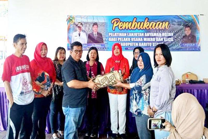 Pemkab Barito Utara Tingkatkan Keterampilan Perajin Anyaman Rotan