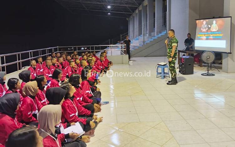 Komandan Kodim 1017 Lamandau Letkol Arm Ady Saat memberikan materi wawasan kebangsaan kepada Pasukan Pengibar Bendera Pusaka (Paskibraka) Kabupaten Lamandau, Jumat, 8 Agusus 2025.