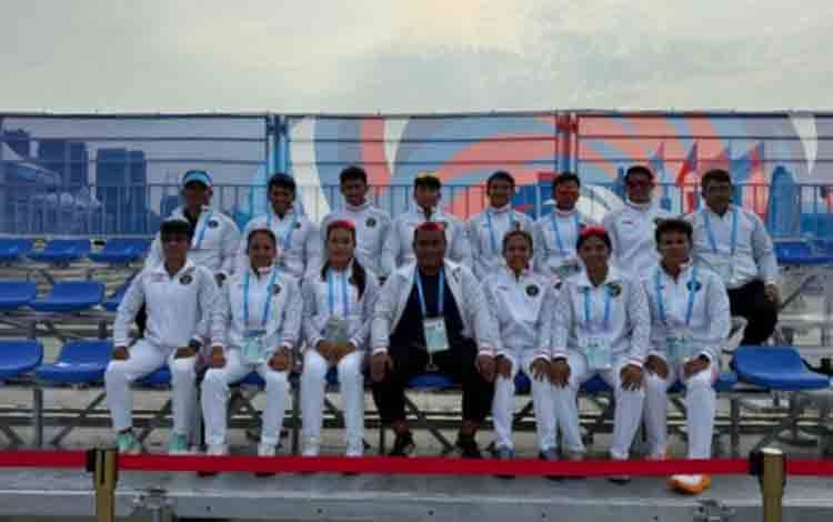 Tim perahu naga Indonesia berfoto bersama usai meraih medali emas pada nomor open 2.000m The World Games 2025 di Xinglong Lake Hubin Arena, Chengdu, China, Sabtu (9/8/2025). (ANTARA/HO-PB PODSI)