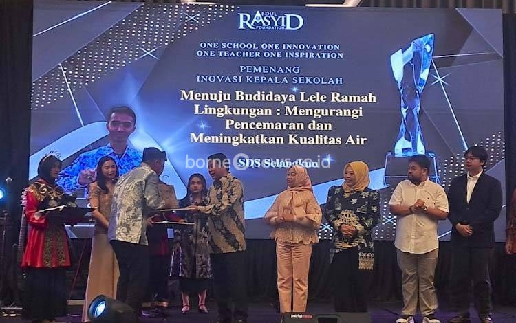 Owner CBI Group H. Abdul Rasyid AS saat menyerahkan hadiah kepada? tenaga pendidik yang sukses menjadi juara kompetisi inovasi pendidikan dalam ajang Abdul Rasyid Foundation Awards 2025, di Ballroom Hotel Mercure Pangkalan Bun, Kabupaten Kobar, Sabtu, 9 Agustus 2025.