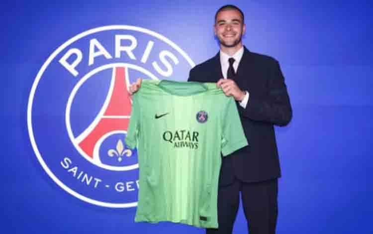 PSG Resmi Datangkan Kiper Muda Berbakat Lucas Chevalier dari Lille