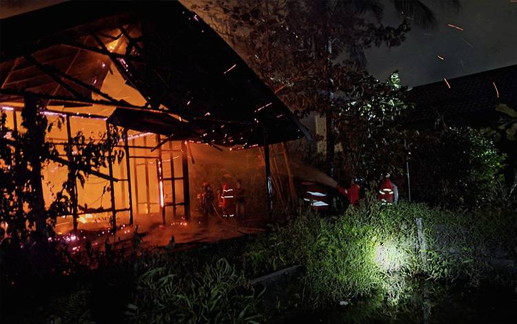 Bangunan Kayu di Kuala Pembuang Ludes Terbakar