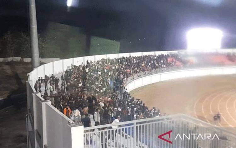 Situasi di lokasi suporter Persis Solo di Stadion Gelora Madura Ratu Pamelingan, Pamekasan, Sabtu (9/8/2025) malam. (ANTARA/ Abd. Aziz)