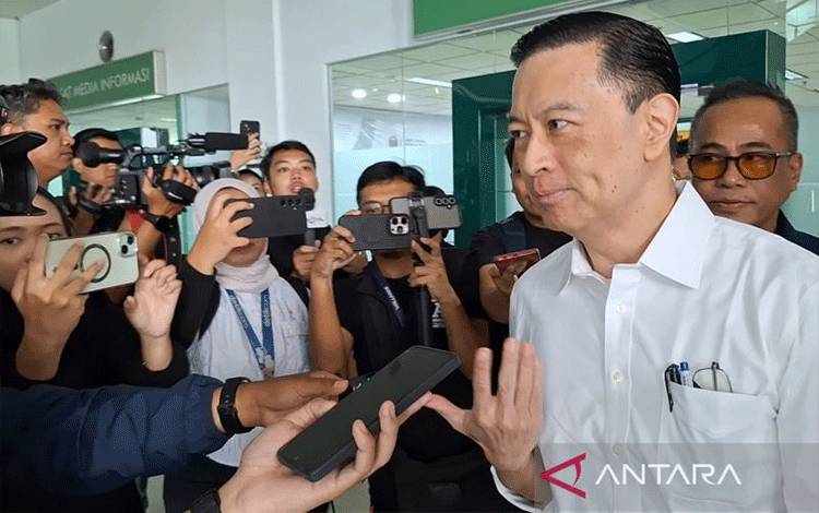 Mantan Menteri Perdagangan Thomas Trikasih Lembong alias Tom Lembong memenuhi undangan Komisi Yudisial (KY), Senin (11/8/2025). ANTARA/Fianda Sjofjan Rassat