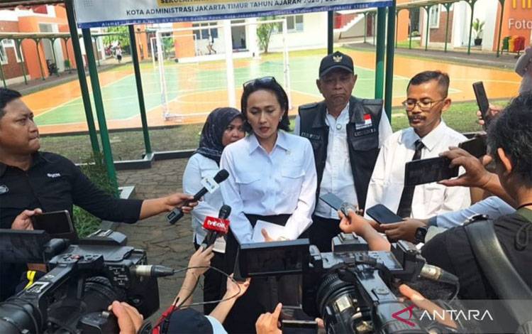 Wakil Menteri Perlindungan Pekerja Migran Indonesia (P2MI) Cristina Aryani memberikan keterangan kepada pewarta seusai meninjau langsung aktivitas siswa Sekolah Rakyat Menengah Pertama (SRMP) 6 yang didampingi Wakil Menteri Sosial Agus Jabo di Jakarta, Senin (11/8/2025) ANTARA/M Riezko Bima Elko Prasetyo.