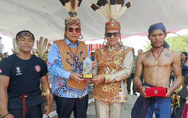 Bupati Lepas Peserta Pawai Budaya Nusantara Pulang Pisau