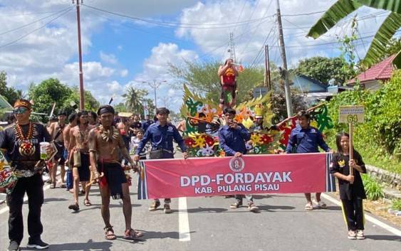 FORDAYAK Pulang Pisau saat mengikuti Pawai budaya Nusantara, Senin, 11 Agustus 2025.( FOTO : RETHA)?