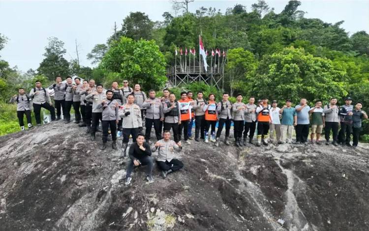 Polres Lamandau dan TNI Kibarkan Bendera Merah Putih di Puncak Bukit Galugur