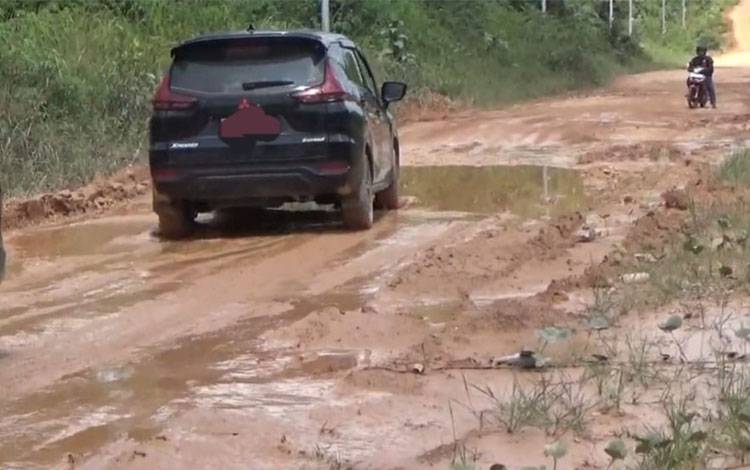 Jalan Utama Penghubung 11 Desa di Arut Utara Rusak, Warga Harap Perbaikan Permanen