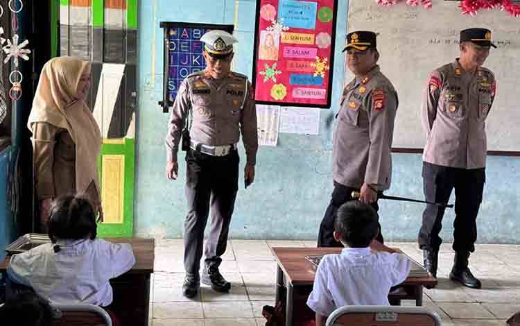 Kapolres Seruyan Pantau Pelaksanaaan MBG Hari Pertama di SDN 1 Persil Raya