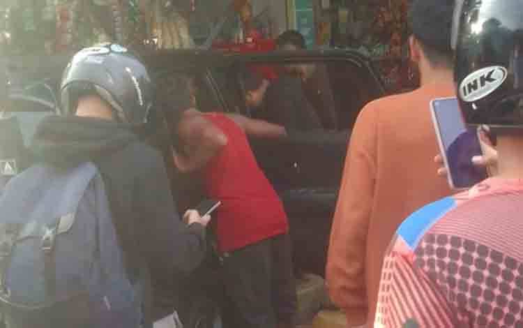 Mobil Melenceng dari Jalur lalu Tabrak Warung di Kuala Kapuas