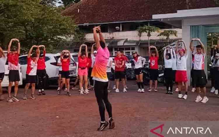 Atlet lari saat melakukan pemanasan sebelum melakukan latihan lari di Pangkalpinang, Senin (11/8/2025) (ANTARA/Aprionis)