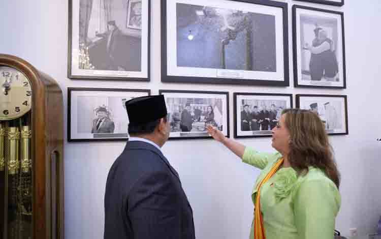 Presiden RI Prabowo Subianto dan Presiden Peru Dina Boluarte mengamati salah satu foto bersama di sela-sela kunjungan resmi di Istana Merdeka, Jakarta, Senin (11/8/2025). (ANTARA/HO-Tim Media Presiden Prabowo Subianto)