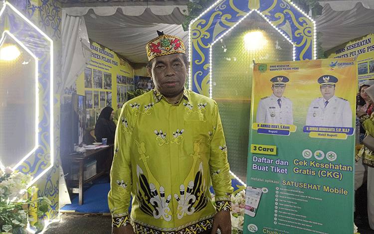 Kepala Dinas Kesehatan Pulpis dr Pande Putu Gina usai diwawancara, Senin 11 Agustus Malam. (FOTO: RETHA)
