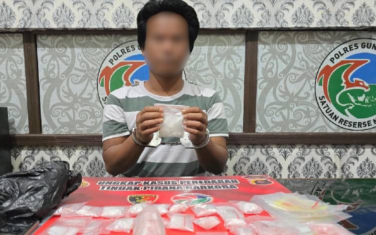 Pelaku P saat diamankan di Polres Gunung Mas. (FOTO: POLRES GUMAS)