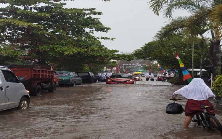 Diguyur Hujan Deras, Kondisi Jalan Kota Sampit Terendam Banjir