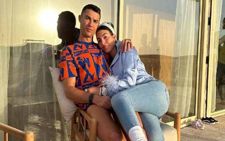 Cristiano Ronaldo dan Georgina Rodriguez Resmi Tunangan (Foto: Dok. Instagram)