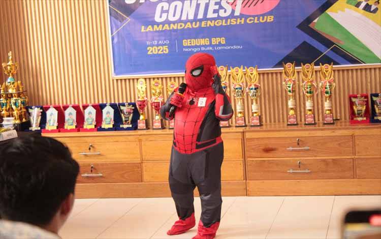 Penampilan "Spiderman" Curi Perhatian di English Storytelling Contest Lamandau
