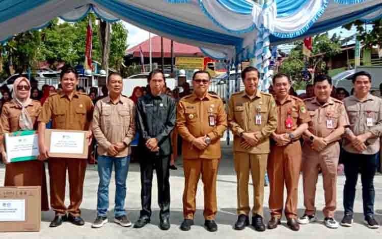 Disdik Barut Serahkan Peralatan Pendidikan Dukung Mutu Pembelajaran