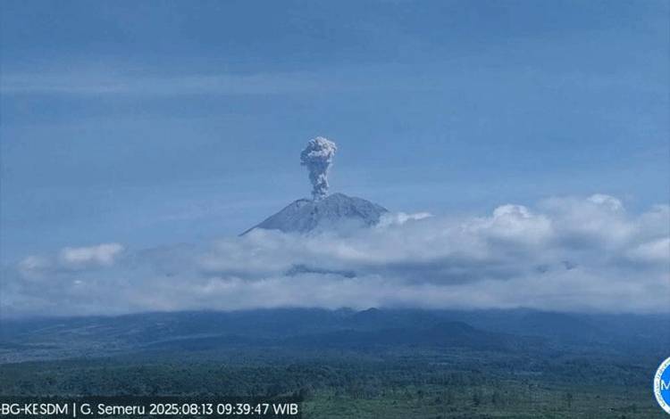 Letusan Gunung Semeru Capai 1.000 Meter di Atas Puncak Saat Erupsi