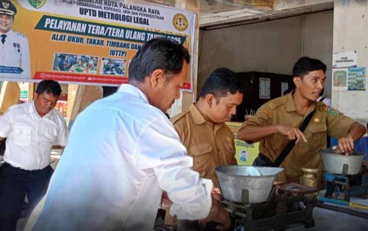 UPTD Metrologi Legal Palangka Raya Gelar Sidang Tera Ulang di Pasar Kahayan