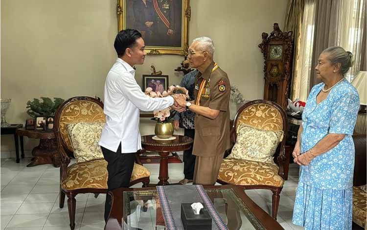 Gibran Silaturahmi ke Kediaman Try Sutrisno Antar Undangan HUT RI