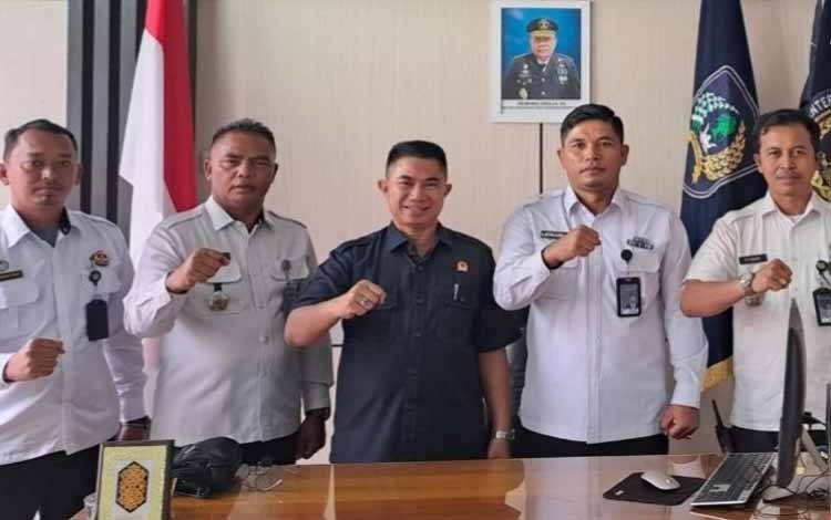 Penasihat Fraksi Demokrat DPRD Kalteng Serahkan Bantuan Alat Pemotong Rumput ke Lapas Kelas IIA Palangka Raya