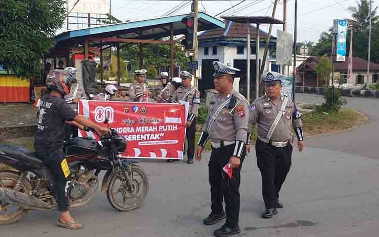 Sambut HUT ke-80 RI, Polres Lamandau Bagikan Ratusan Bendera Merah Putih Gratis