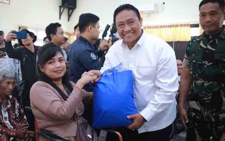 Wakil Gubernur Kalimantan Tengah (Kalteng), Edy Pratowo saat memberikan tali asih secara simbolis saat kunjungan ke salah satu LKS. (FOTO: SETDA KALTENG)