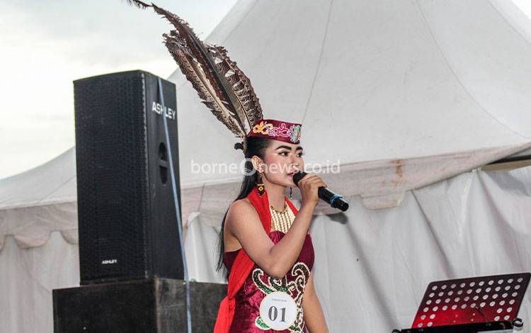 Peserta lomba karungut saat tampil di Festival Handep Hapakat Pulpis 2025, Rabu, 13 Agustus 2025. (FOTO: RETHA)