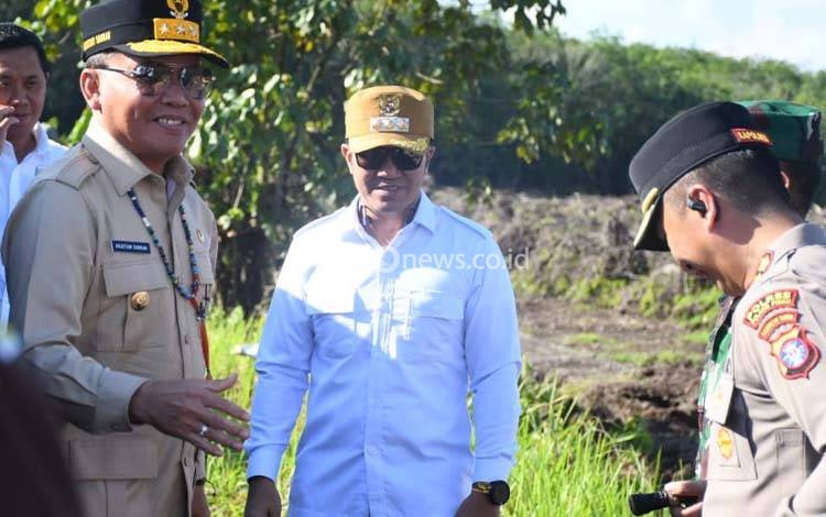 Bupati Pulang Pisau Dampingi Gubernur Kalteng Tinjau Program Cetak Sawah Rakyat di Henda dan Mintin
