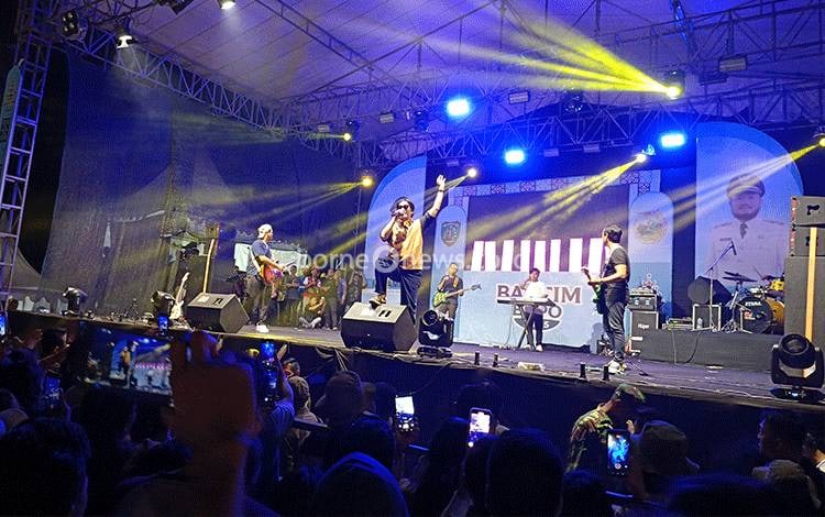 Penampilan Dide Hijau Daun Tandai Penutupan Bartim Expo 2025