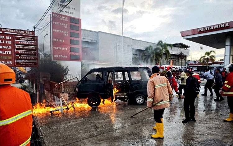 Mobil Carry Terbakar di Depan SPBU Jalan Pramuka Muara Teweh, Seorang Warga Jadi Korban