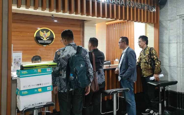 Tim kuasa hukum dari Kantor Advokat dan Konsultan Hukum Nanang Sugiri SH & Partners mendaftarkan permohonan uji materi terhadap Pasal 187 Ayat (4) dan Pasal 209 Ayat (2) Undang-Undang Nomor 17 Tahun 2023 tentang Kesehatan kepada Bagian Penerimaan Perkara Konstitusi di Gedung Mahkamah Konstitusi, Jakarta, Rabu (13/8/2025). ANTARA/HO-Nanang Sugiri & Patners