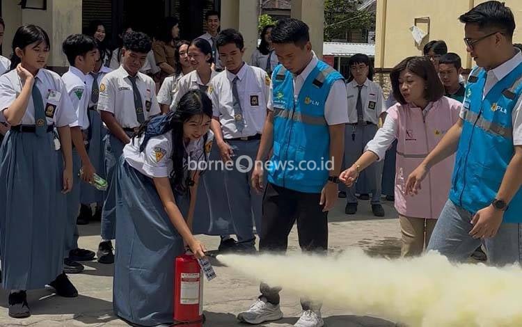 PLN Tanamkan Budaya Tanggap Darurat Kebakaran di SMAN 2 Palangka Raya