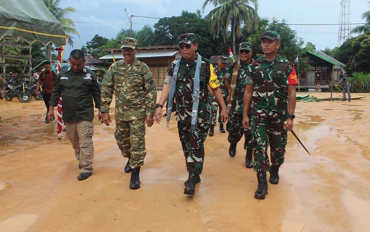 Wakil Bupati, Abdul Hamid, dan Dandim 1017 Lamandau, Ady Kurniawan, Bersama Tim Wasev TMMD Reg ke-125 Meninjau Pelaksanaan TMMD di Desa Batu Kotam, Kamis, 14 Agustus 2025.