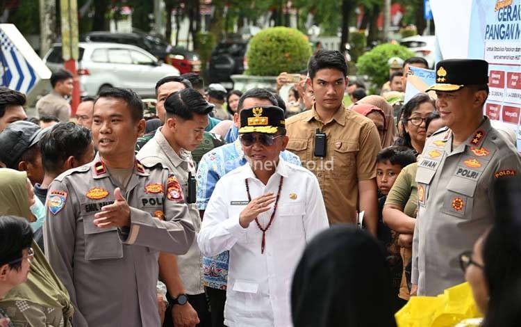 Gubernur Kalimantan Tengah (Kalteng), Agustiar Sabran saat kick off dan launching Gerakan Gerakan Pangan Murah Polri di Pos Bundaran Besar Palangka Raya. (FOTO: SETDA KALTENG)