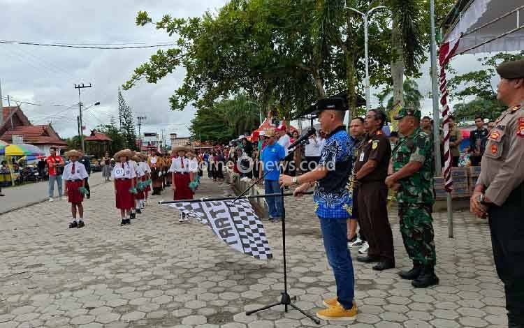 Belasan Sekolah di Kuala Kurun Ikuti Lomba Gerak Jalan dengan Kostum Menarik