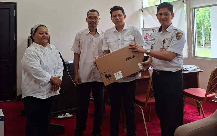 Penyerahan barang secara simbolis. (FOTO: SETDA KALTENG)