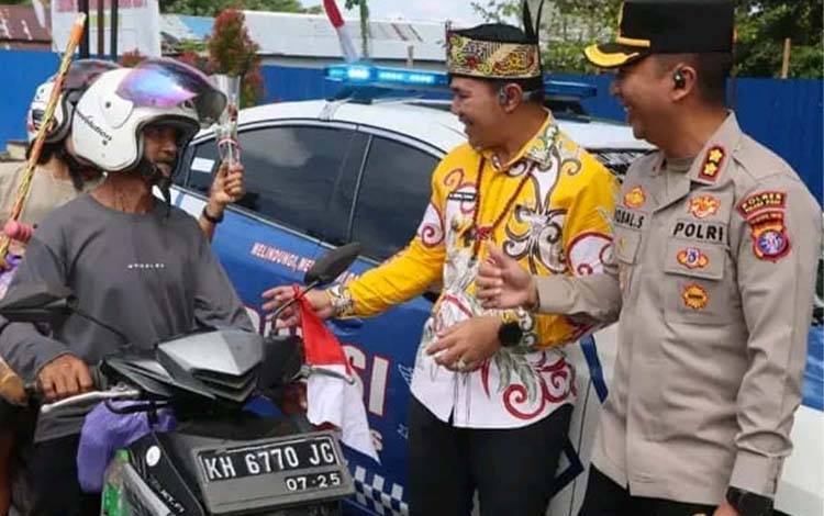 Aksi Spontan Sambut HUT RI, Bupati dan Kapolres Pulpis Bagikan Bunga dan Bendera kepada Warga