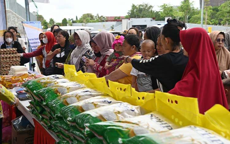 Masyarakat menyerbu bahan pokok saat Gerakan Pangan Murah Polri di Pos Bundaran Besar Palangka Raya. (FOTO: SETDA KALTENG)