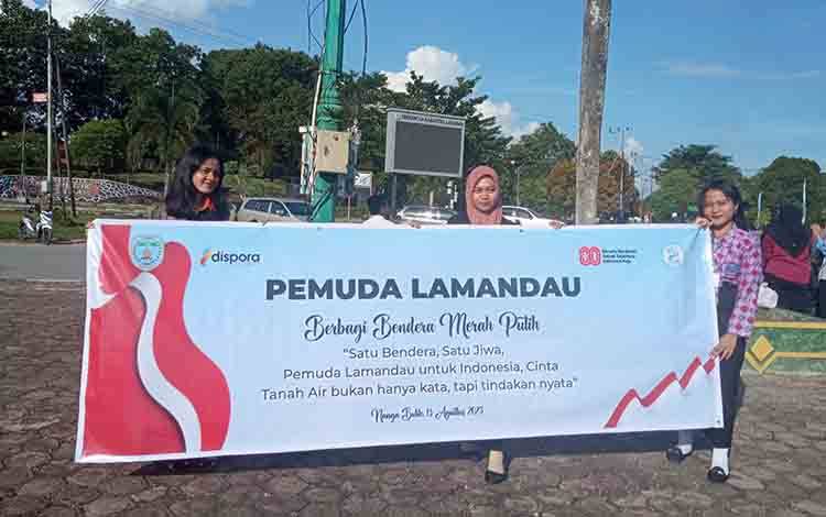 Pemuda Lamandau Gelorakan Semangat HUT ke-80 RI dengan Aksi Bagi Bendera Merah Putih