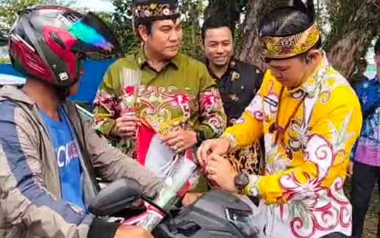 Jelang HUT RI, Bupati Pulpis Bagikan Bendera Merah Putih dan Bunga untuk Masyarakat