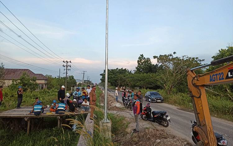 Pembangunan PJU di Jalan Pemuda dan Pramuka Sampai Tahap Pendirian Tiang
